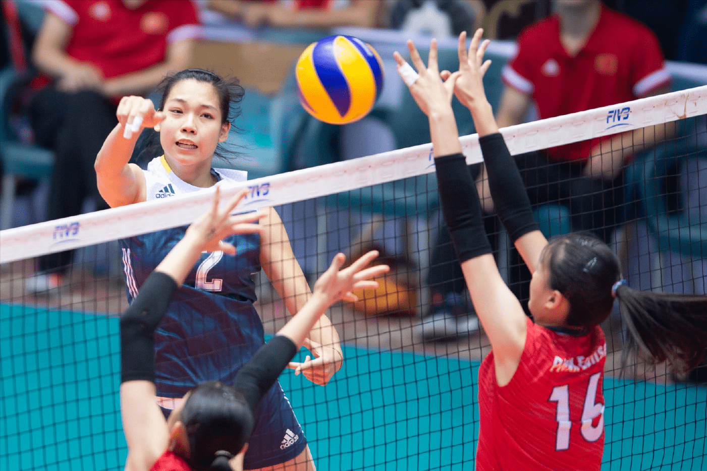 排球常规赛上演强强对话,滇池霹雳队大胜粤西天虎队,战术调整见效;快速转换撕裂防线-中国九游体育